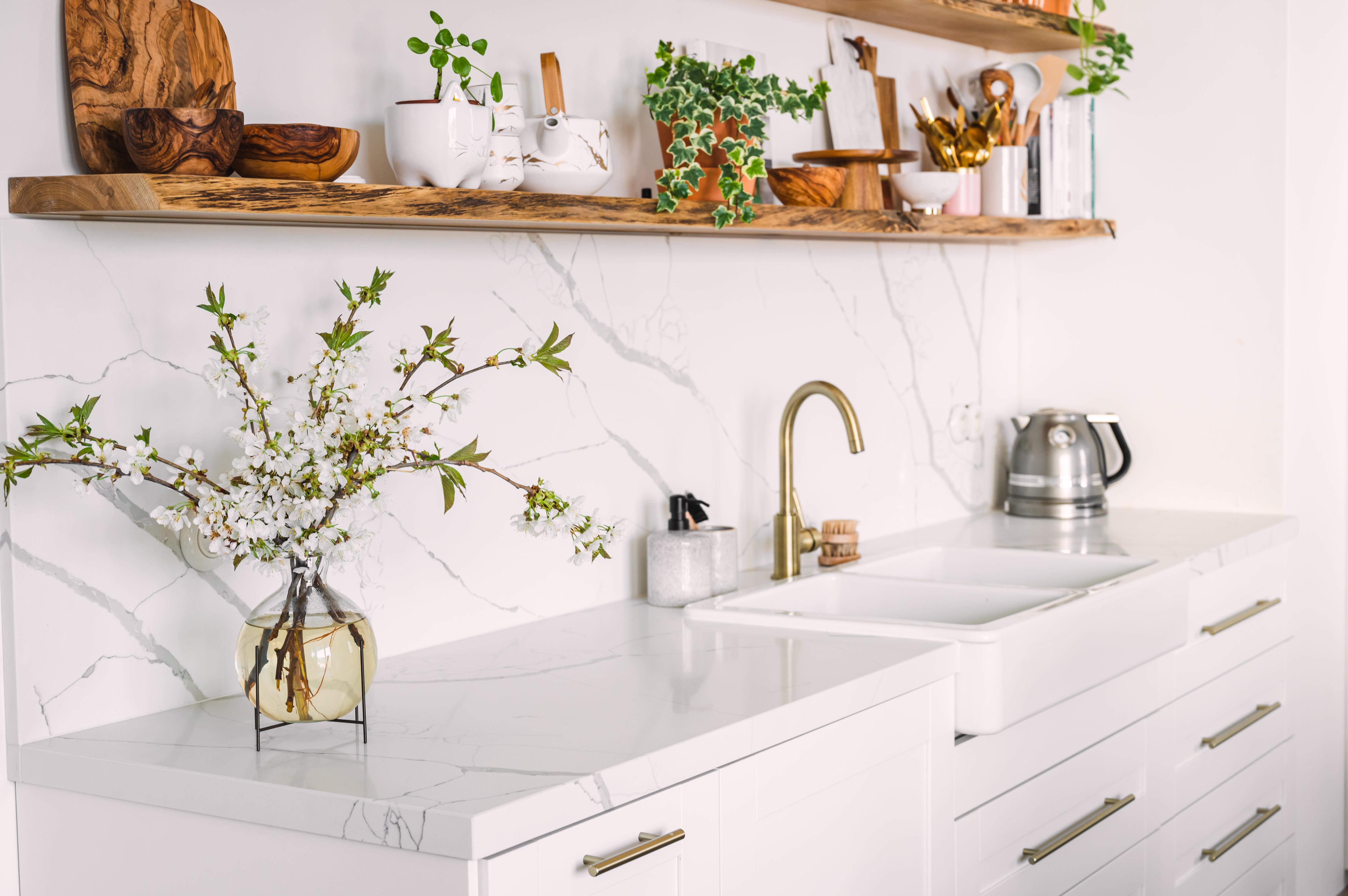 Engineered stone TechniStone (Group 3 - Serenity, Trend, Calacatta) / Cladding slabs for interior walls, ceilings, window sills and other similar uses. Slabs and cut-to-size products for vanity and kitchen tops (interior use)