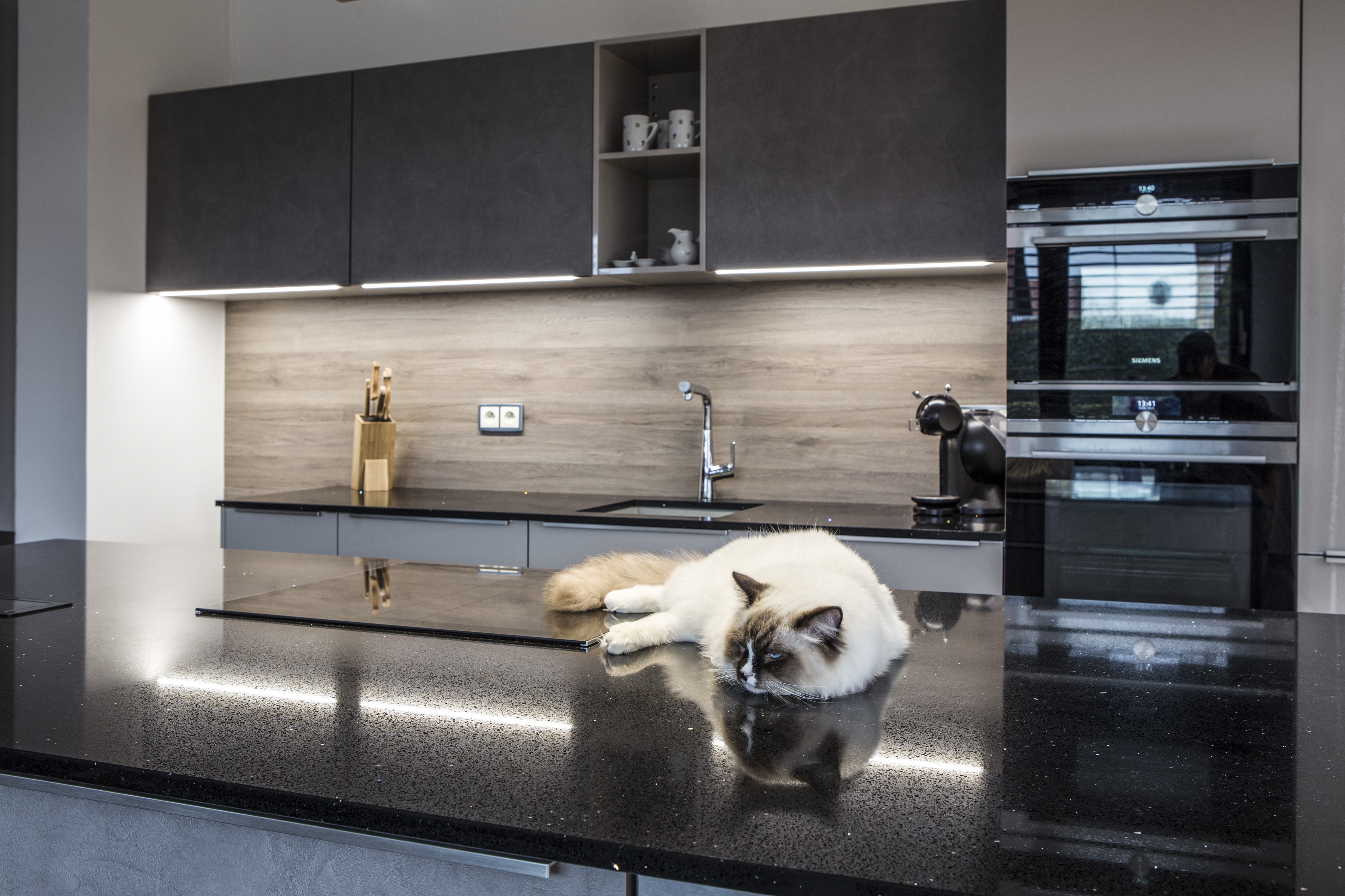Engineered stone TechniStone (Group 2 - with glass and mirror chips) / Cladding slabs for interior walls, ceilings, window sills and other similar uses. Slabs and cut-to-size products for vanity and kitchen tops. Modular tiles for flooring and stairs (int